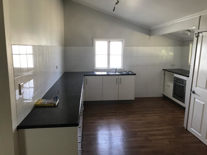 21 Thackeray Street, Park Avenue QLD 4701